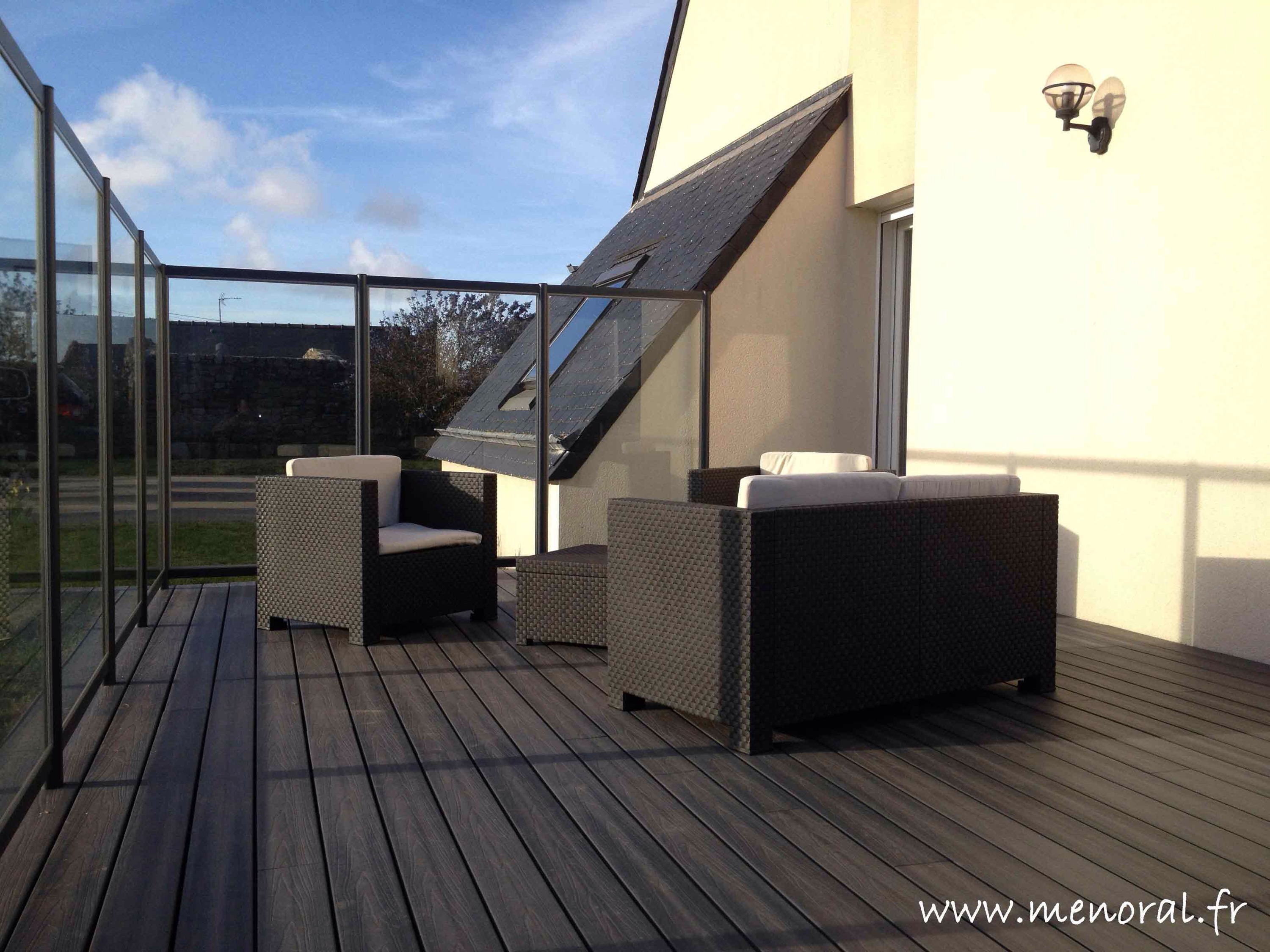 Pare-vent en verre Menoral installé sur une terrasse composite à Vannes.