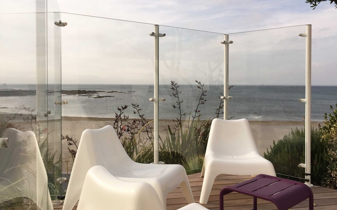 Pare-vent en verre sur terrasse en bois exotique en bord de mer à Noirmoutier.