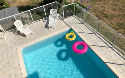 Barrière piscine Menoral™ incluant un pare-vent en verre bord de mer, Plougastel Daoulas, finistère.