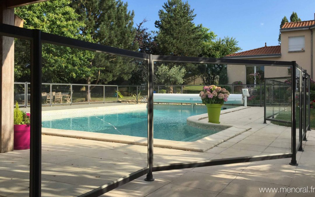 Barrière de protection en verre Menoral™ pour une piscine près de Nantes.