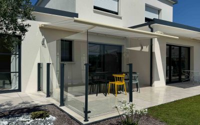 Pare-vent en verre Menoral™ terrasse en grès cérame sur plots.