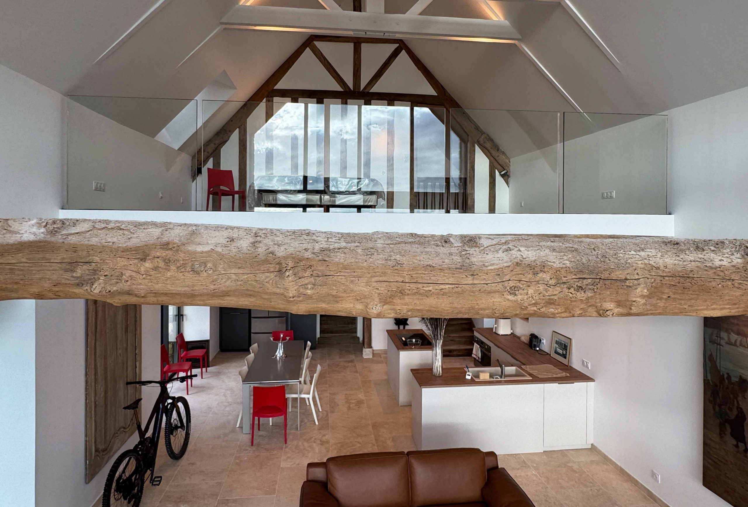 Garde-corps en verre sur mesure Menoral pour balcon terrasse mezzanine, intérieur / extérieur, protection contre un risque de chute, réalisation dans le Morbihan en Bretagne.