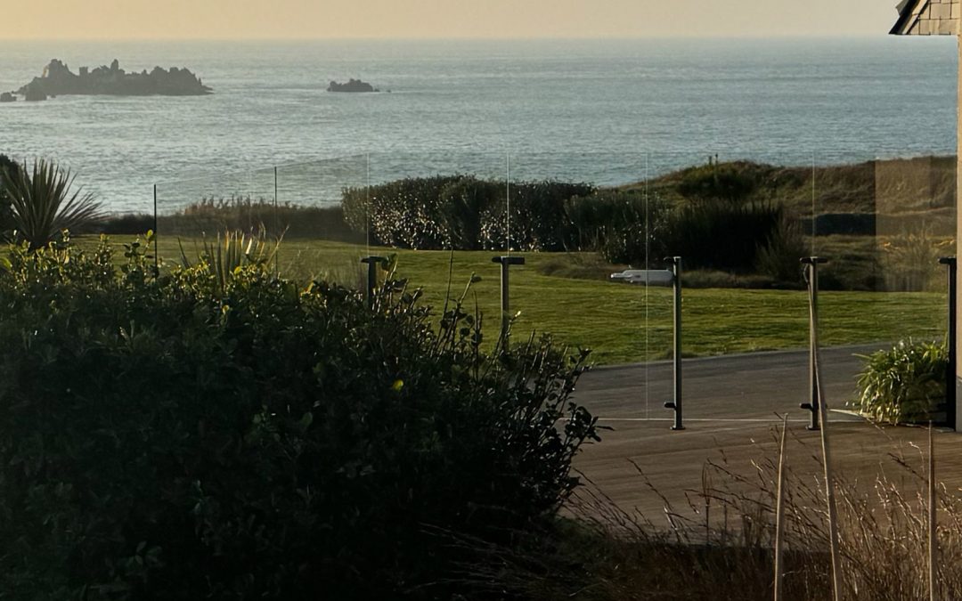 Pare-vent et portillon en verre Menoral™ sur terrasse bois exotique.