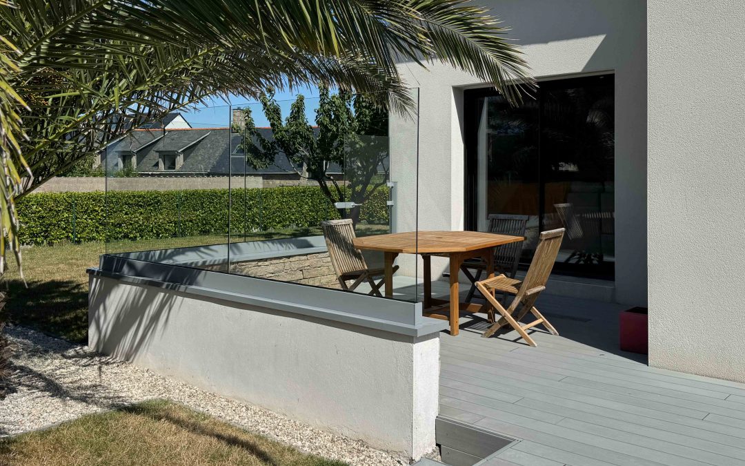 Pare-vent en verre sans poteau sur muret avec portillon.