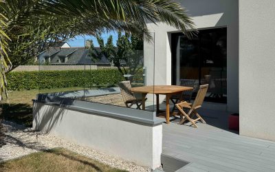 Pare-vent en verre sans poteau sur muret avec portillon.