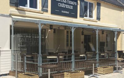 Pare-vent en verre Menoral™ pour la crêperie l&rsquo;Entre Temps à Sarzeau.